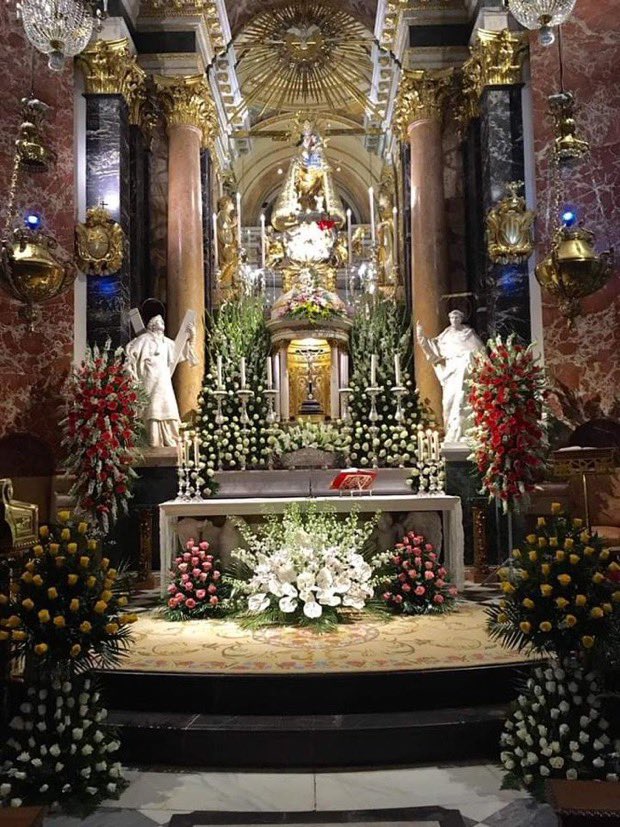 Today, the florist were celebrating the Holy Mass at the Basílica of our Lady of the Forsaken ( Virgen de los Desamparados) I went with my friend whose son has got cancer. We were on pilgrimage for him. @RosaryMum My photos are less beautiful, but it was awesome!