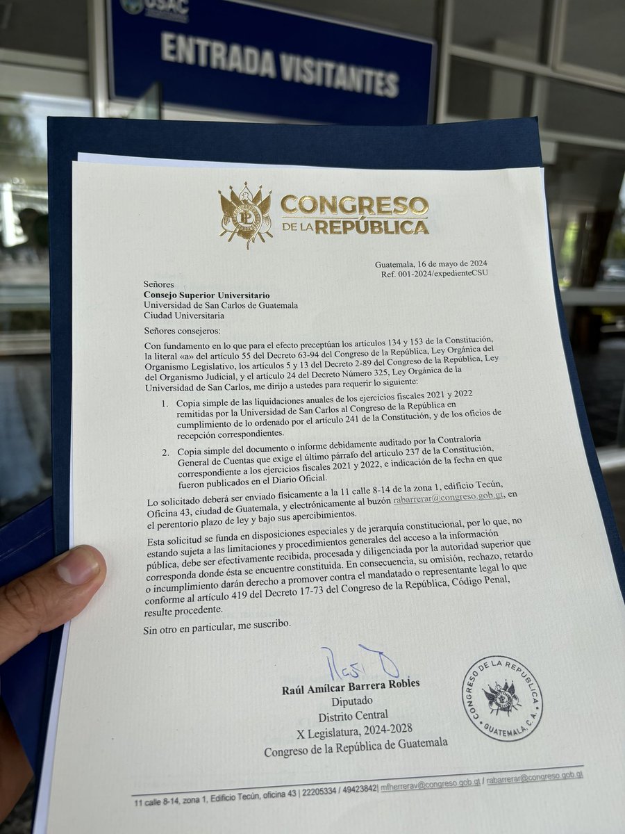Estoy en la Rectoría de la Universidad de San Carlos de Guatemala ―que no tiene rector, por cierto― para entregar una solicitud de información fundada en las facultades que me otorga la Constitución y la Ley Orgánica del @CongresoGuate.

Con la excusa de una circular interna, por