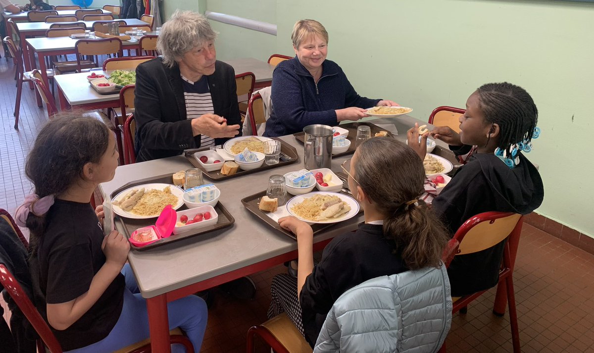 C’est toujours un plaisir de partager un repas à la cantine avec les enfants! Ici, avec Nicolas Guillemin, nous étions à l’école Wallon B. Merci aux personnels de la restauration, du service entretien et à nos animateurs. #servicepublic @VilledeBagneux