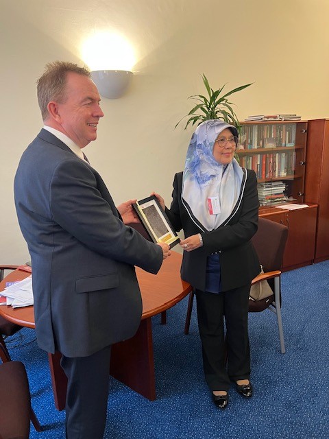 The Honourable Yang Berhormat Datin Seri Setia Dr Hajah Romaizah binti Haji Md Salleh, Minister of Education, Brunei, @MoEducation_BRN, recently met with Professor Peter Scott, @peter_scott, President and CEO of the Commonwealth of Learning (@COL4D), at the 22nd Conference of