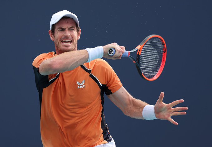 Photo of Andy Murray hitting a forehand