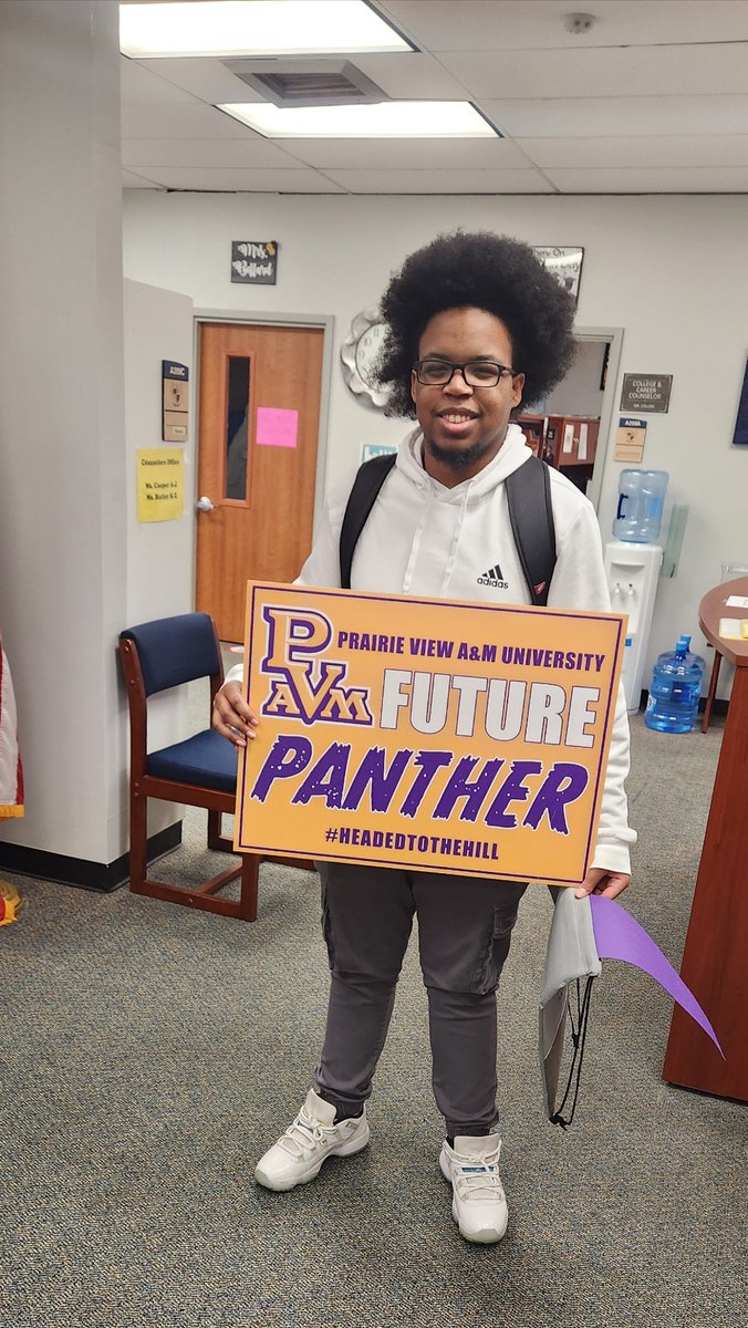 Thank you @PVAMU for bringing yard signs, bags & pennants to the #collegesigningday at La Marque HS! #headedtothehill