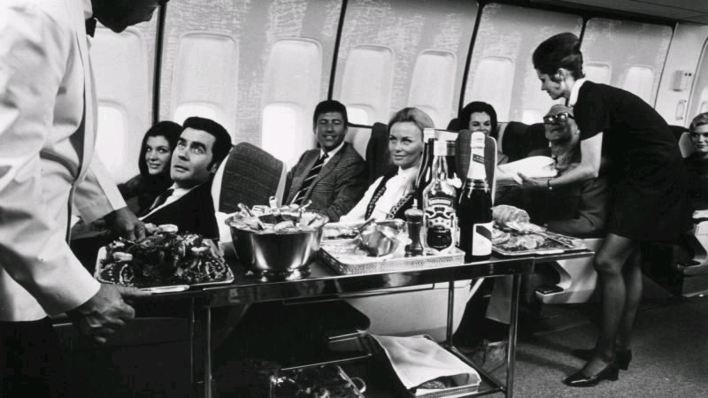 A Brief History of Airline Food’s Rapid Descent ✈️ Airplane food has fallen a long way from the glory days of in-flight dining when meals were served on white tablecloths and stewardesses scrambled eggs in the air. #travel #aviation buff.ly/3UV1Qoz