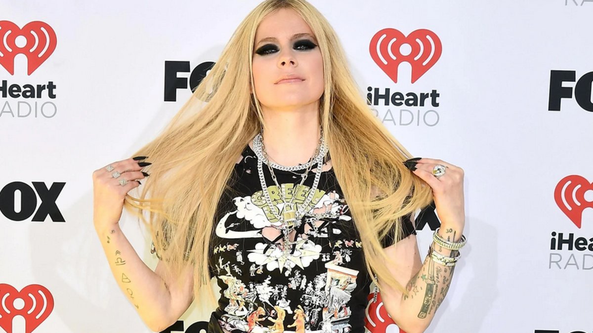 Sk8er gurl Avril Lavigne sets her doppleganger rumors str8 dlvr.it/T6zr2S