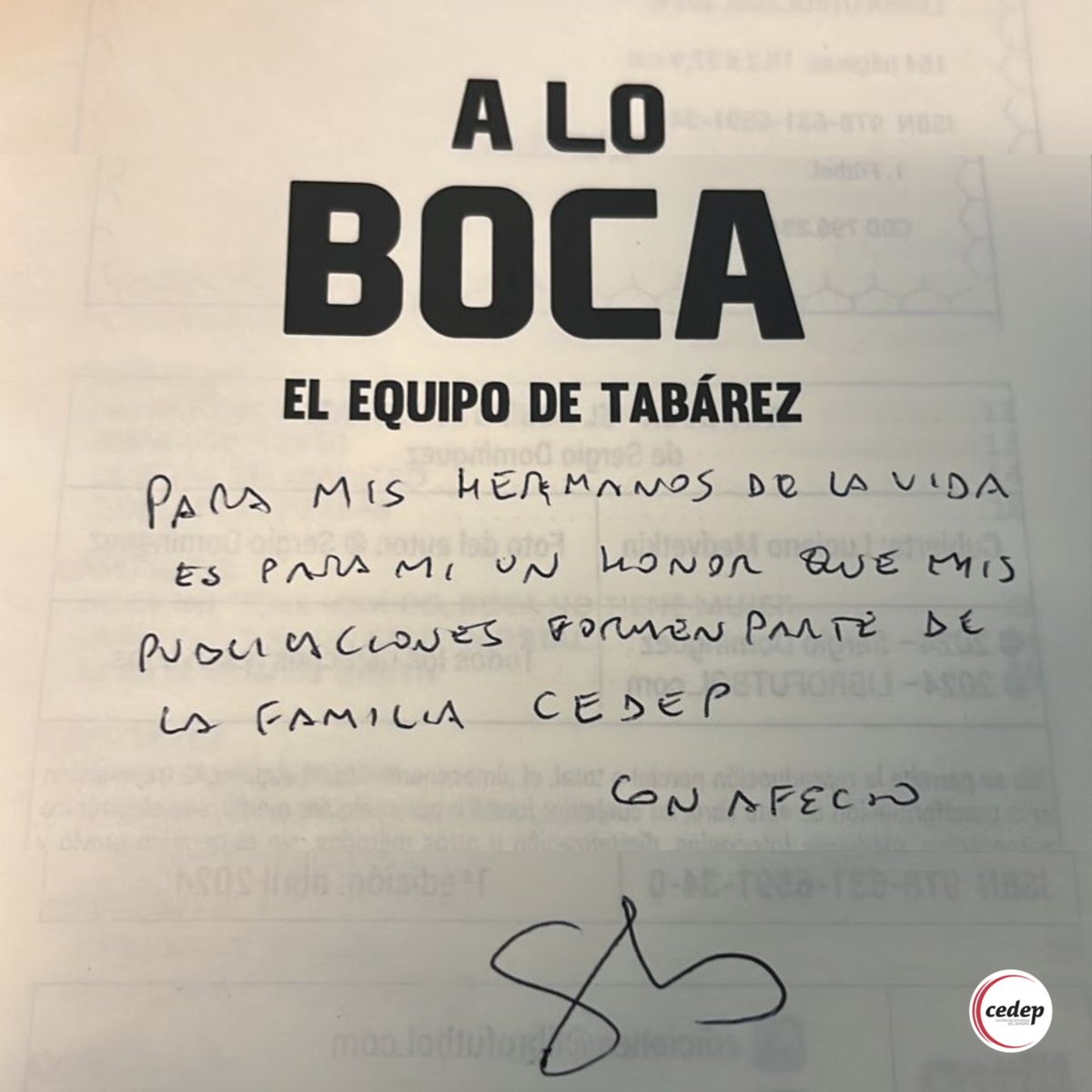 ChileCedep's tweet photo. Recién salido del horno y para nuestra colección de Biblicedep, “A Lo Boca: La Era de Tabárez”, del escritor argentino y colaborador permanente de nuestro centro de estudios, Sergio Domínguez.💛💙

Gracias, Sergio por tan espectacular regalo 🎁⚽️

#Cedep #CedepChile #CedepStore https://t.co/ybFRG4NJao