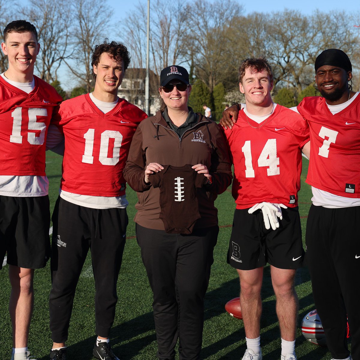 ❓How many QB’s are in this photo?! ❤️ This spring looked a little different🤰but it was awesome! #footballisfamily