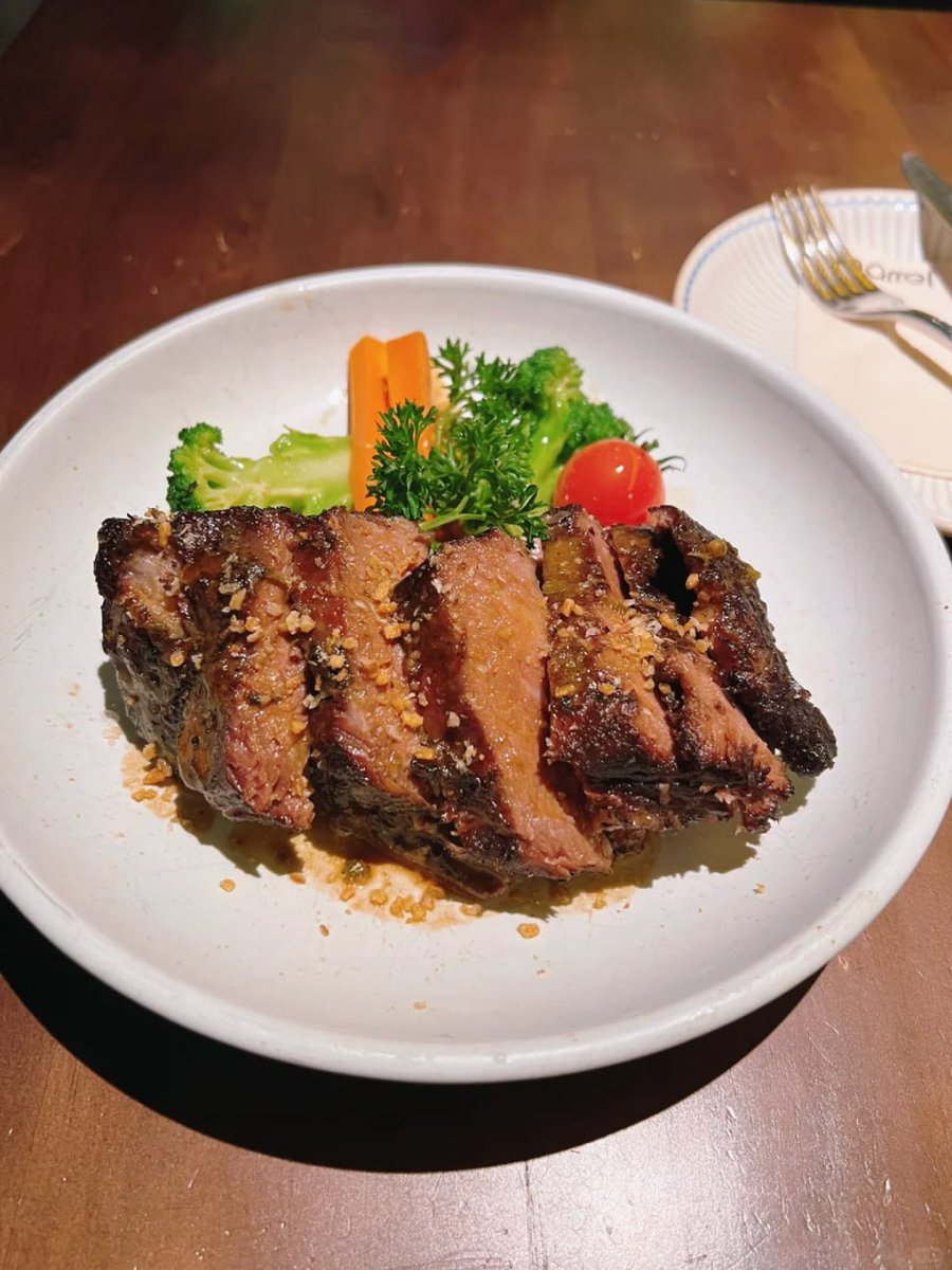 rezzaaditya076's tweet image. I went to eat steak by myself and drank juice. I had such a good time. I can really eat.