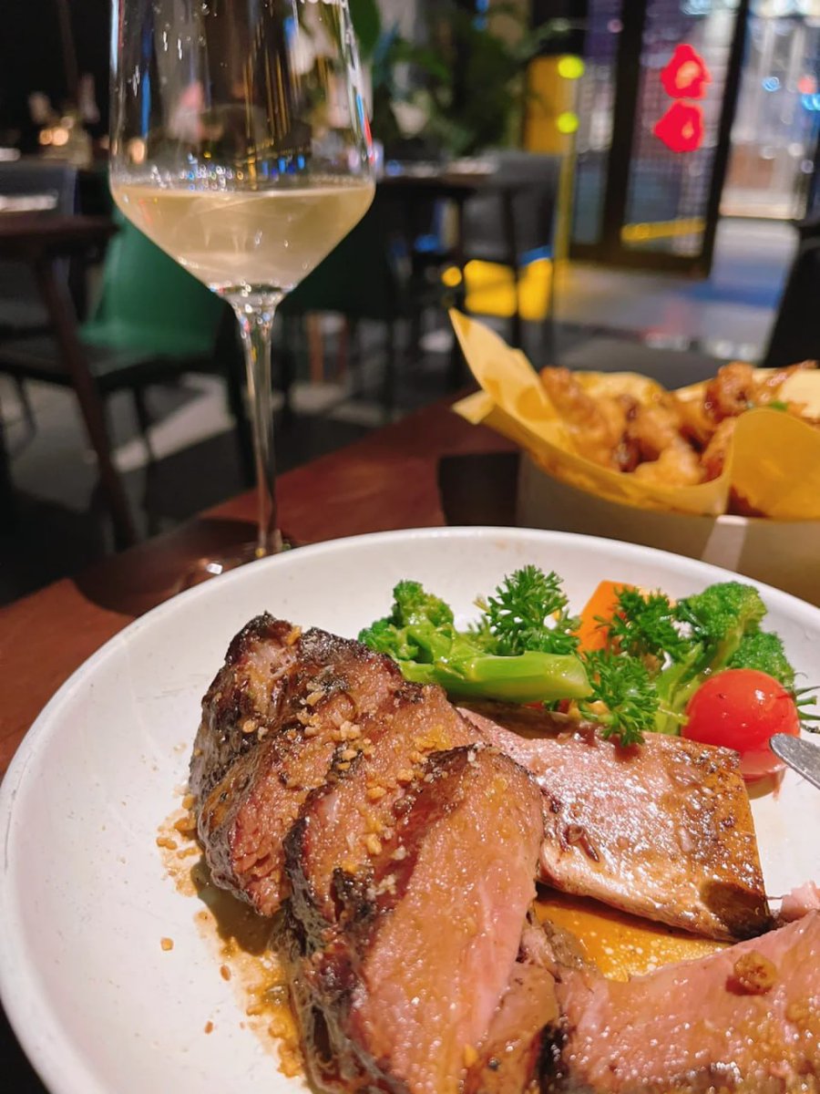 rezzaaditya076's tweet image. I went to eat steak by myself and drank juice. I had such a good time. I can really eat.