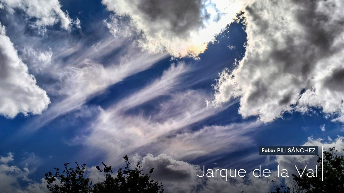 Estos días el #cielo nos regala #nubes de todo tipo hoy en #JarquedelaVal #Teruel @lamolinera64 nos la ha prestado y la hemos comentado en #eltiempo.Cúmulos y otras nubes más altas, que hemos determinado como #cirrus especie #uncinus. ¿Estáis de acuerdo? @javioru @AEMET_Aragon