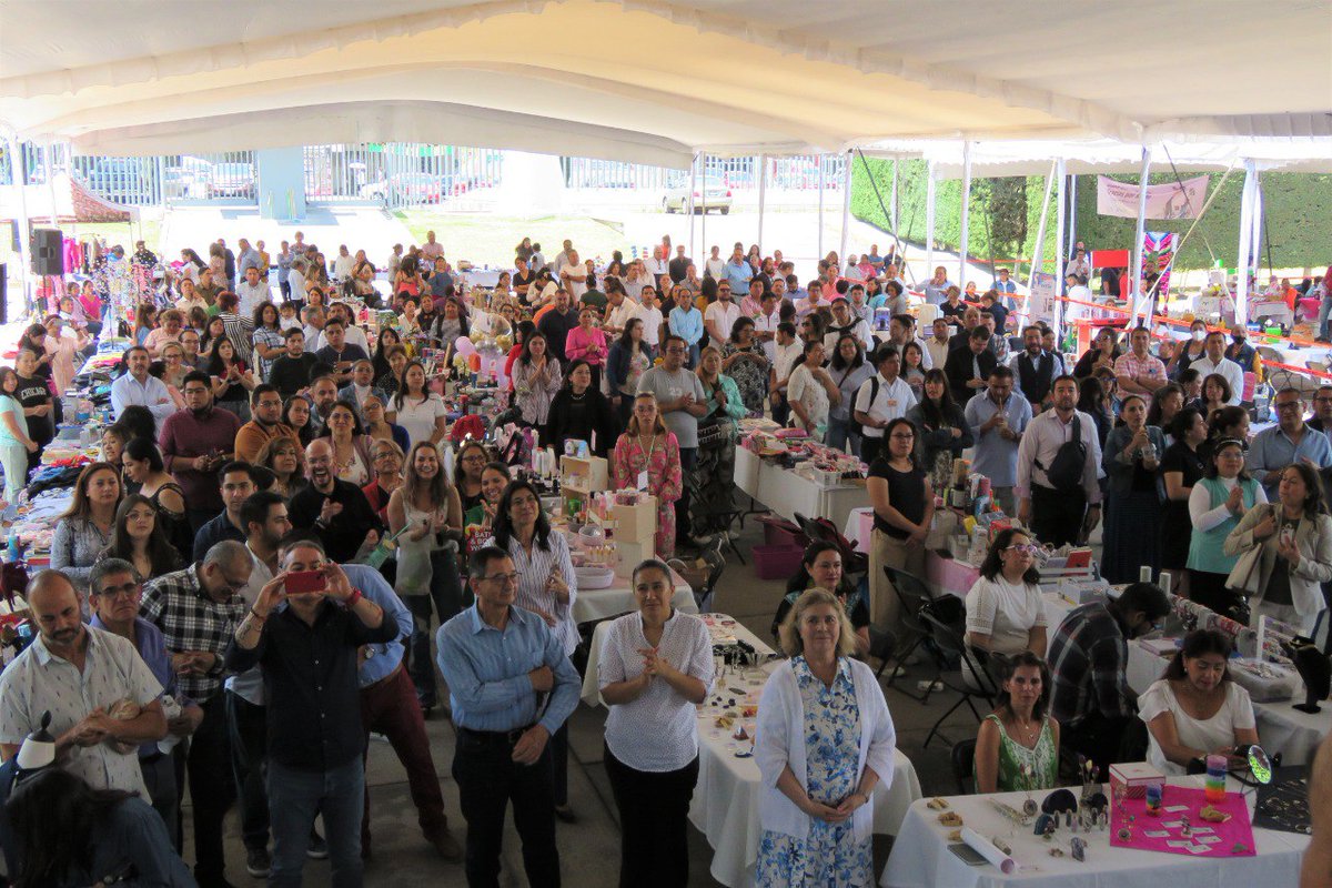 Con el Segundo #BazarDeEmprendedoras, en @SEIEM_ contribuimos al empoderamiento femenino, al abrir espacios para que 82 talentosas compañeras puedan exhibir y colocar en el mercado una extensa variedad de productos, que fortalecen su economía familiar. #SomosSEIEM