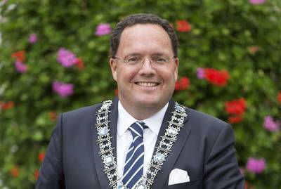 Burgemeester Roderick van de Mortel van Vught stopt er na achttien jaar mee bd.nl/vught/burgemee…