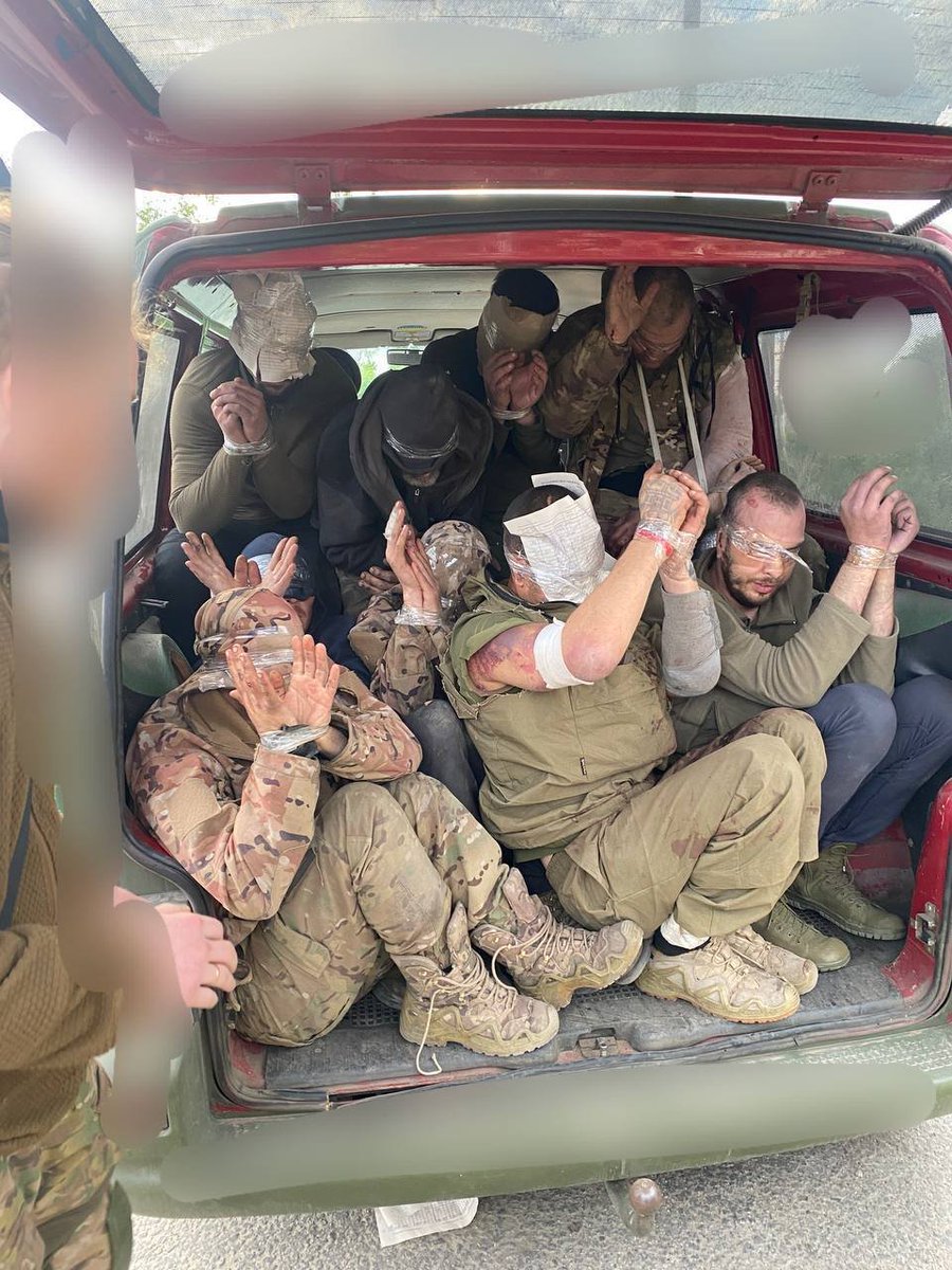 🇺🇦 Ukrainian 'Rubizh' brigade clearing up the 🇷🇺 Russian 'trash' Good job commander Russian servicemen taken prisoner 😁 Kharkiv direction.