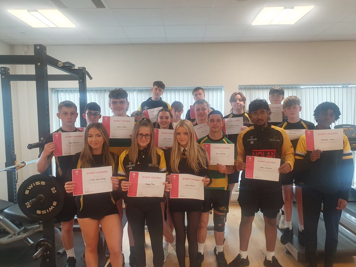 The new cohort of Rugby Leaders have completed the course and proud to show off their certificates 👌👍🏉 Hopefully they'll be keen to attend an Early Contact course in the near future and start their journey up the coaching ladder 🪜 @aledparry @WRU_Scarlets #RugbyLeaders