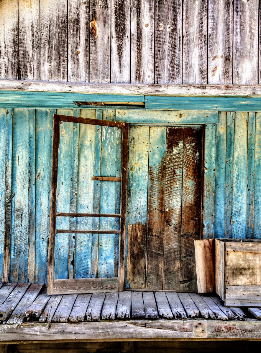 Portal 
#doors #doorways #screendoors #abandoned #EastTN #backroadsrunning #visualstoryteller #freelancer #travel #abandonedstore #oldcountrystore #store