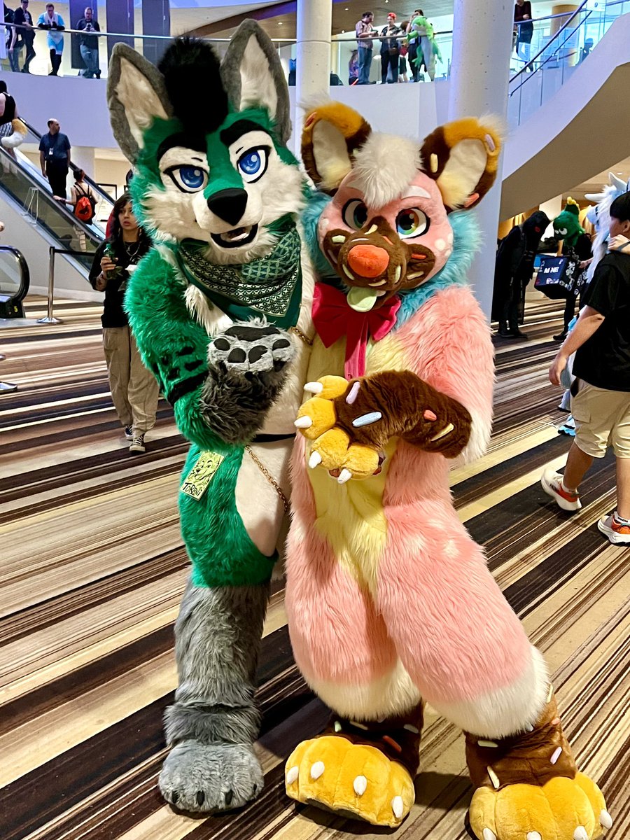 I ran into the very dashing @Torani_Wolf 💚🩷!!! he was so kind and sweet! 🥰 it was lovely to meet you!!