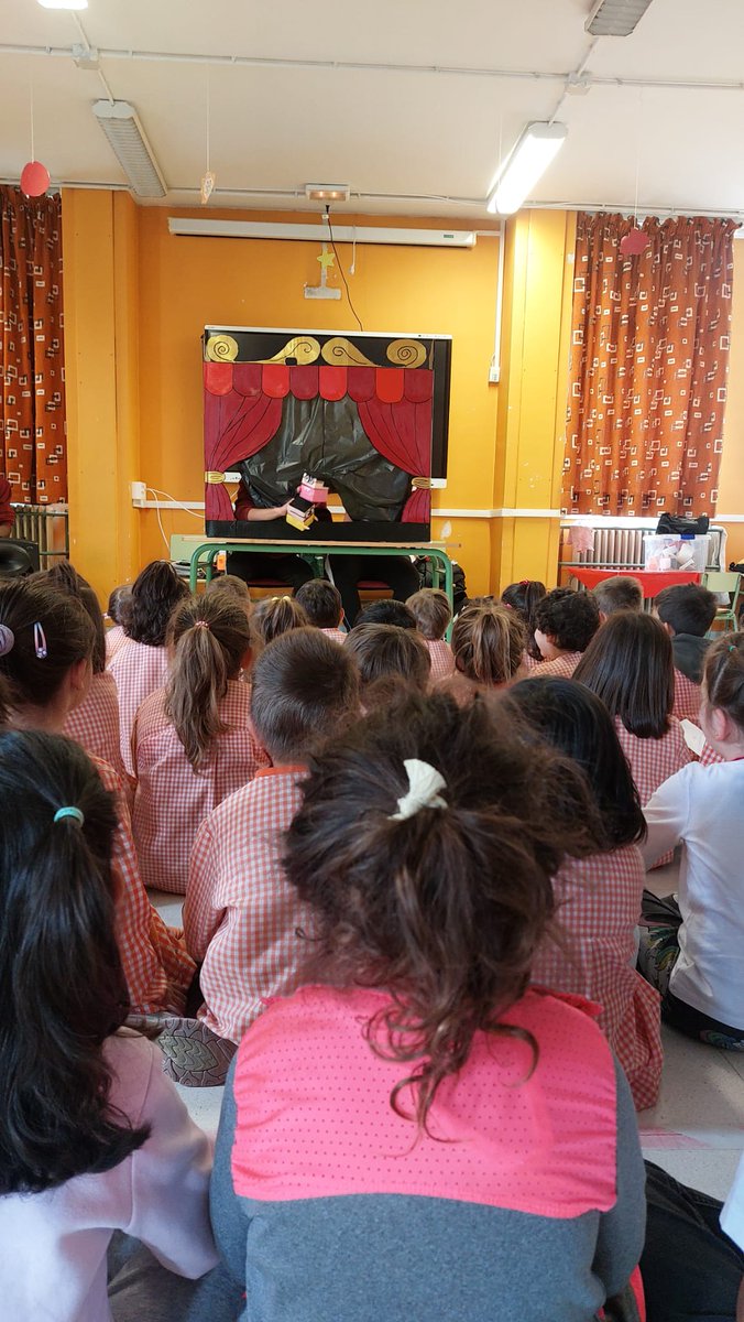 cpsofiatartilan's tweet photo. Hoy en nuestro cole se ha abierto el telón. Se él han salido un montón de personajes conocidos. Gracias al alumnado y al profesor del Ciclo Formativo de Superior TSEAS del Victorio Macho, porque nos lo habéis hecho pasar genial.
Han estado en ambos edificios. https://t.co/rOdO2mouW4