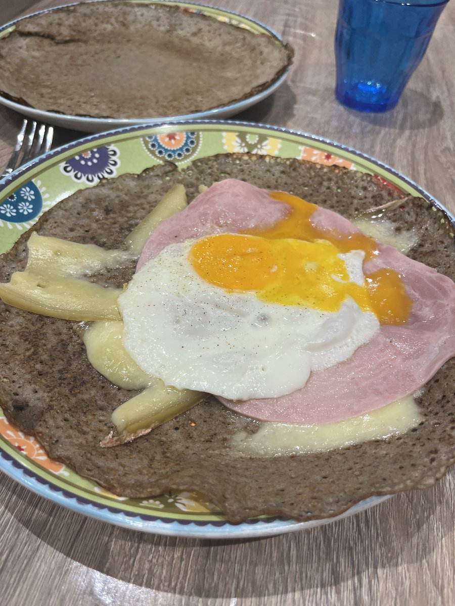 Mélange de spécialité .
Mon papa a fait des galettes de sarrasin maison à la raclette 🤭🙈