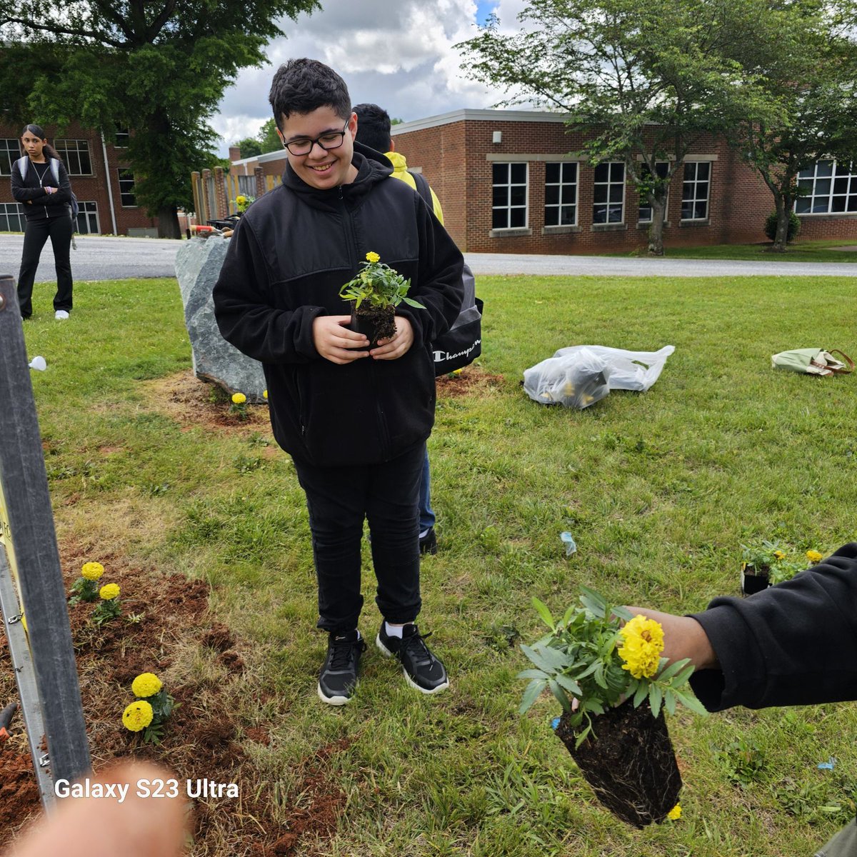 msms_bulldogs's tweet photo. The 6th, 7th, and 8th-grade students in Ms. Lamont's FACS class were busy today planting flowers that Lowe's Home Improvement donated to Mineral Springs Middle School. Thank you, Lowe's!
Because #msmsistheplacetobe #communitypartners #BeautificationOfCampus #wsfcscte https://t.co/HAmrPTnRti