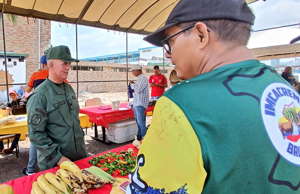 #Hoy En beneficio a la gran Familia del <a href="/ABCANJANZO/">ABCANJANZO</a> y pueblo Anzoátiguense, se realizó Jornada alimenticia a cielo abierto, de la mano de la empresa <a href="/PDVAL_OFICIAL/">PDVAL</a> y productores nacionales, dónde se despacharon más de 6 toneladas de alimentos a precios solidarios <a href="/ArmadaFANBVzla/">Cuenta Oficial de la Armada Bolivariana</a>