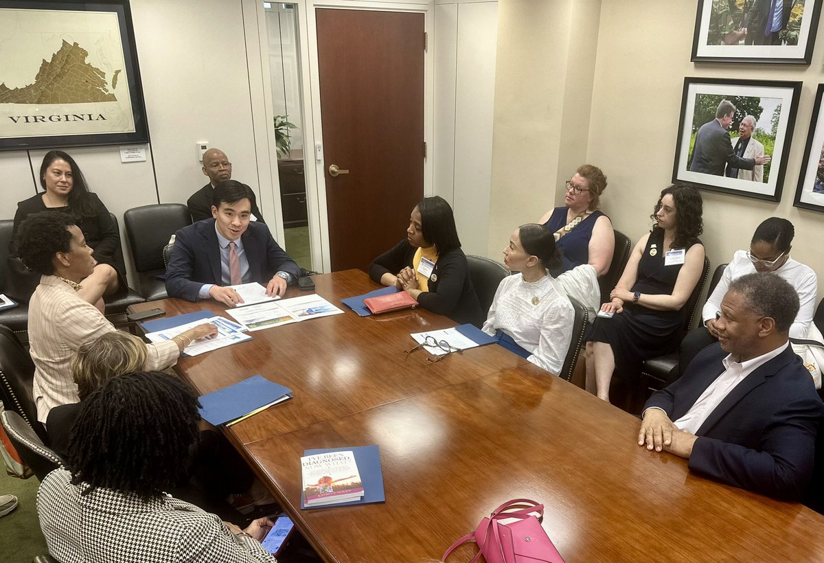 “What keeps me up at night is the generations we are going to lose.” -Massey director @DrRobWinn tells Sen. @MarkWarner legislative correspondent Jonah Kim that retention of the best and brightest scientists and advances in research depend on funding for the @NIH and @theNCI.