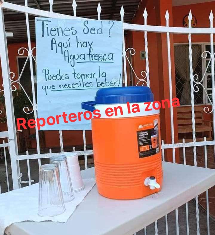 #ReporteCiudadano

“Buenas tardes reporteros puse un igloo para ofrecer agua a las personas y cuando me metí para poner a cargar mi cel se lo robaron, no se vale”