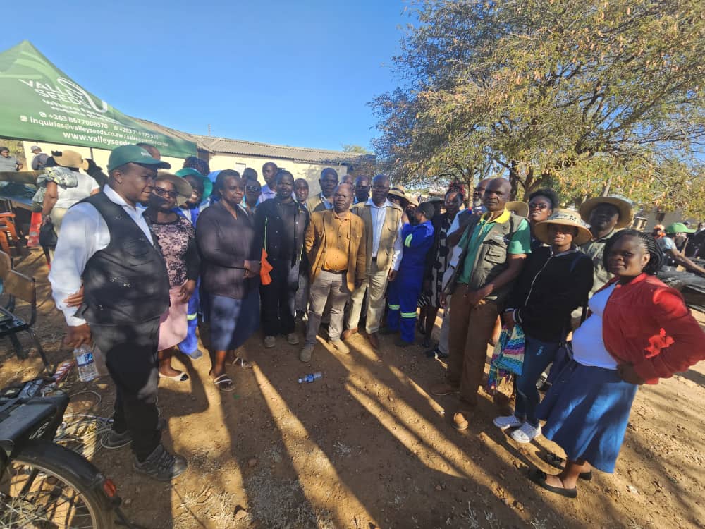 The Acting Chief Director @AgritexS, Leonard Munamati, speaking on behalf of Deputy Minister @VPHaritatos, at Mashandike irrigation scheme, urged wheat farmers in Masvingo to exceed the 5000ha target.