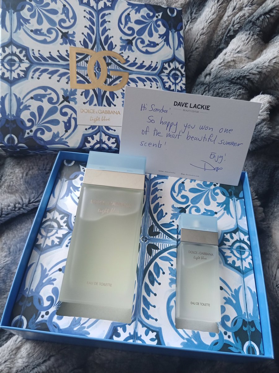 Thanks to @davelackie and everyone so kind in their congratulations for my win on his blog 🥰 The big bottle is 200ml, it's huge! It weighs over 1 lb (I weighed it) 😅 I'll be taking the mini #LightBlue on my trip next month 💂 It's a citrusy floral summer #sotd @dolcegabbana 😚