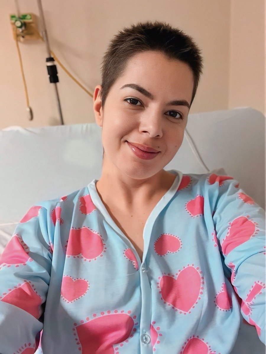 fallintokdrama's tweet photo. Meu nome é Évelin Tomé, ano passado (julho de 2023) fui diagnosticada com câncer de mama triplo negativo no estágio 3. Fiz 16 sessões de quimioterapia, mastectomia radical e infelizmente recentemente descobrimos nódulos na cabeça.

Pix: evelin_tome@hotmail.com https://t.co/MbaZ3SOsC4