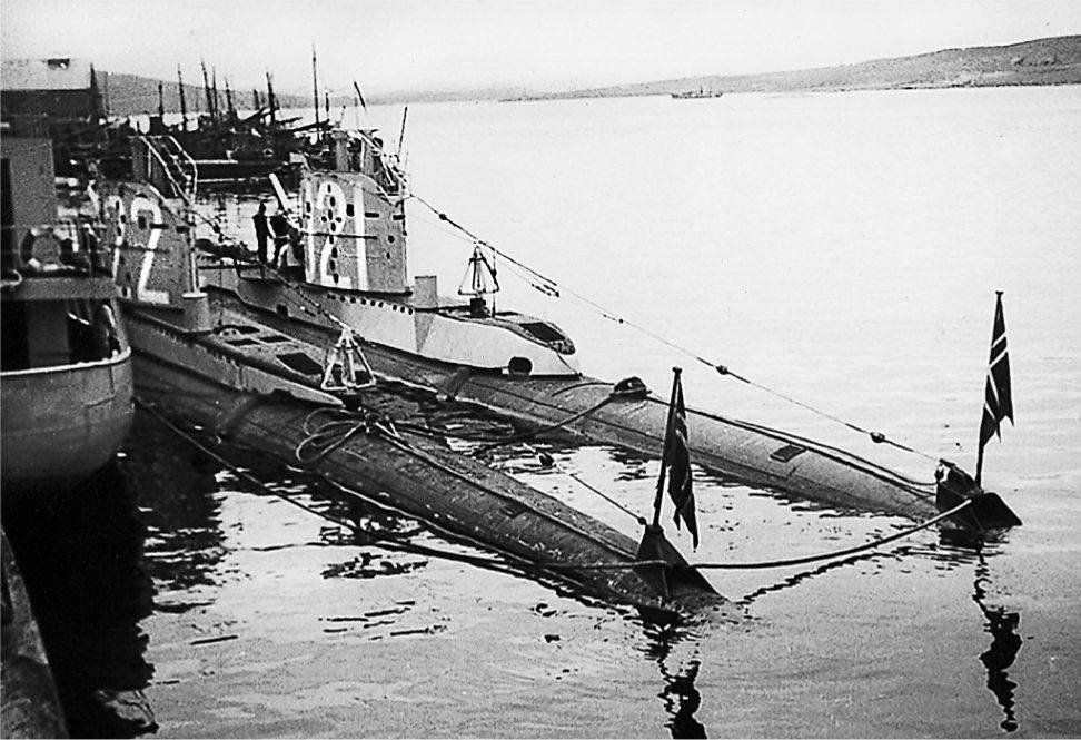 El teniente de navío James 'Jimmy' Stuart Launders observa desde la torre como el HMS Venturer se mece monótonamente al compás de las olas. Es la undécima patrulla del P68, que había salido el 2 de febrero de la base de Lerwick, en las Shetland, para vigilar el sur de Bergen.