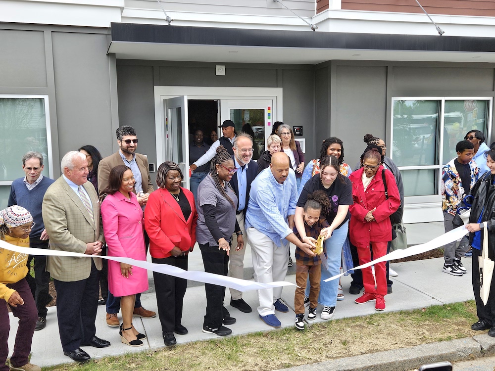 New Digital Learning Center Unveiled at Apartments in Providence wp.me/p4tBdc-Tsz #HPNews