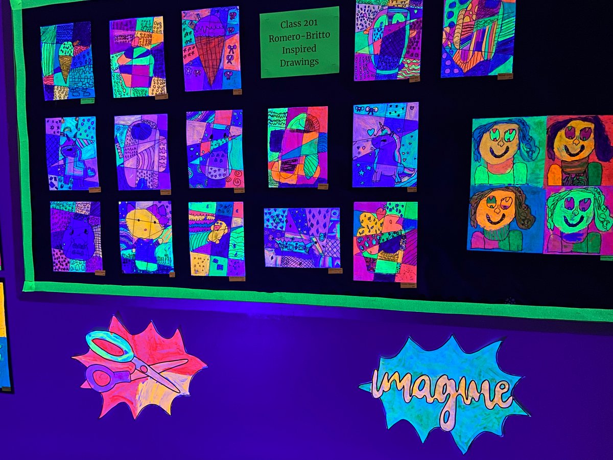 Happening now at D20 PS/IS30, immersive experience at the glow in the dark Art Exhibit by an amazing Art teacher Mrs Gina Bellingeri. @pretto_david @NYCSchools @DOEChancellor @ArtsEd_SI_BKS @PSIS30