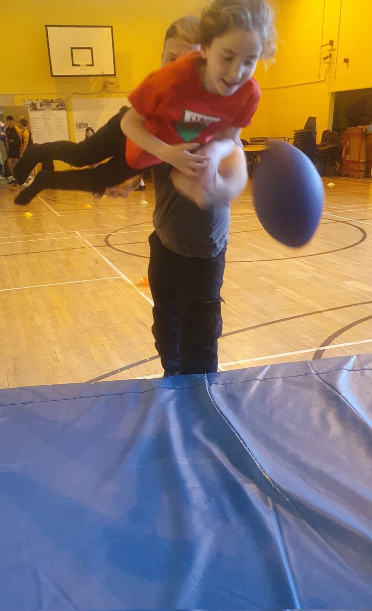 Another week, and another ICC rugby session completed👍🏉 Thanks to the Rugby Leaders for their help once again. The blue mats were a big hit with the pupils, as we finished the session with swan dives and roly polies 😂👌 @CymunedScarlets @JacInclusion @WRU_Scarlets