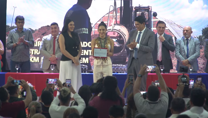 🚨AGORA: Isabelle Nogueira recebe a placa de honra ao mérito do título de Embaixadora do Festival Folclórico de Parintins.

ISABELLE EMBAIXADORA