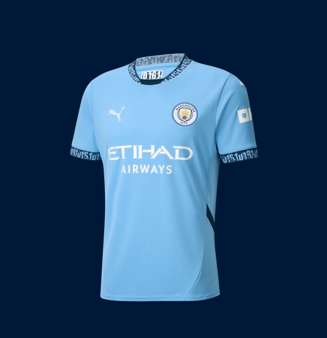 🏴󠁧󠁢󠁥󠁮󠁧󠁿🔵 Manchester City (@ManCity) presenta su camiseta @pumafootball 2024/25.

El cuello y puños se pintan de azul marino con un patrón tejido en el que se ve el código de área para llamar a Manchester. El mismo número, 0161, se estampa dentro del cuello.