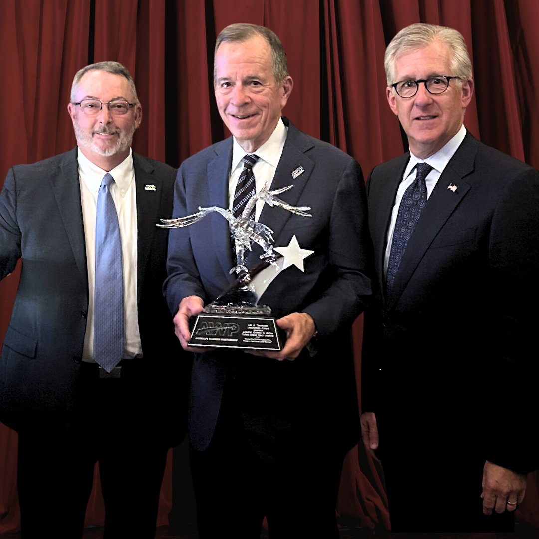 ✨ It was an honor to award Admiral Mike Mullen the #LeoKThorsness #LeadershipAward and the #PresidentsAward to Verdie Bowen Sr. These deserving individuals set the standard in #servicetoveterans. 🇺🇸