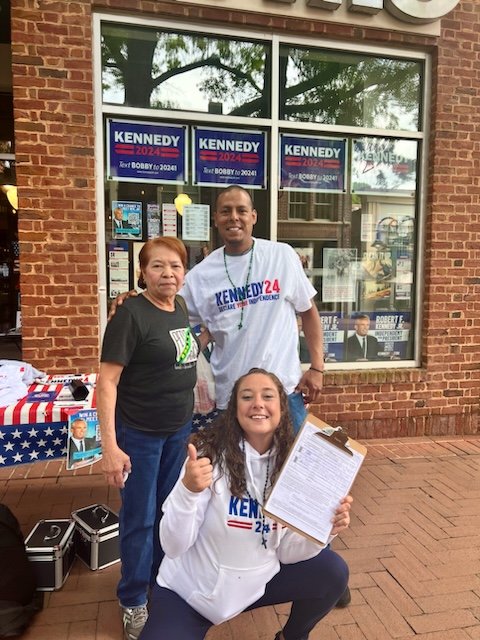 Another volunteer pic from this week! We are looking forward to another great weekend of collecting signatures! 🇺🇲❤️ 

#kennedy24 #healthedivide #declareyourindependence #virginiaforkennedy