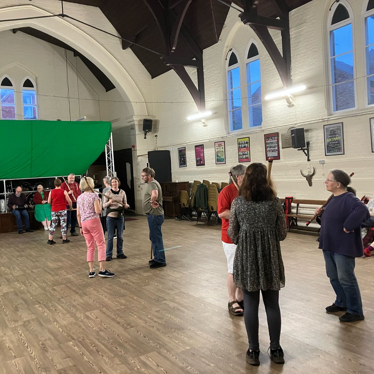 Nine dancers up, four musicians (including the photographer) and two substitutes standing by - cracking practice before #BaldockDayOfDance though only 2/3 of those 15 will be there!
#DayOfDance #MorrisDancing #MorrisDance #BorderMorris #RedCuthbertMorris