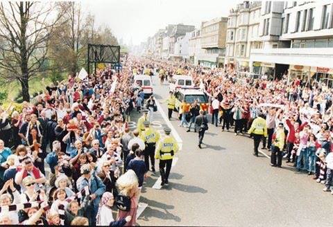 Awaydays23's tweet photo. ON THIS DAY 1998: Hearts Trophy parade #HMFC https://t.co/GHi2FzjPUw