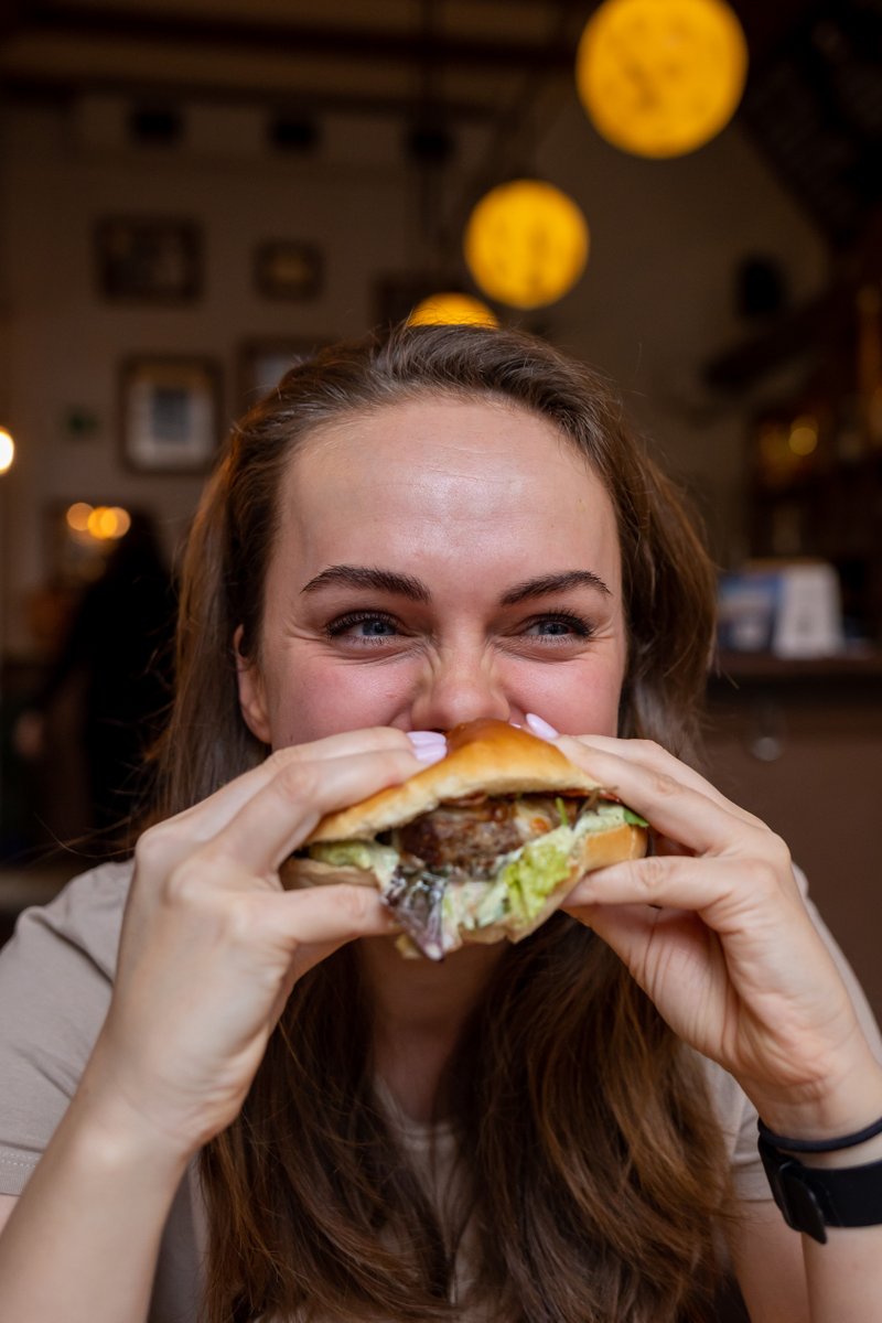 Feelin' Fridaylicious with every bite.🍔

#RenHotelAms #DisoverThisWay