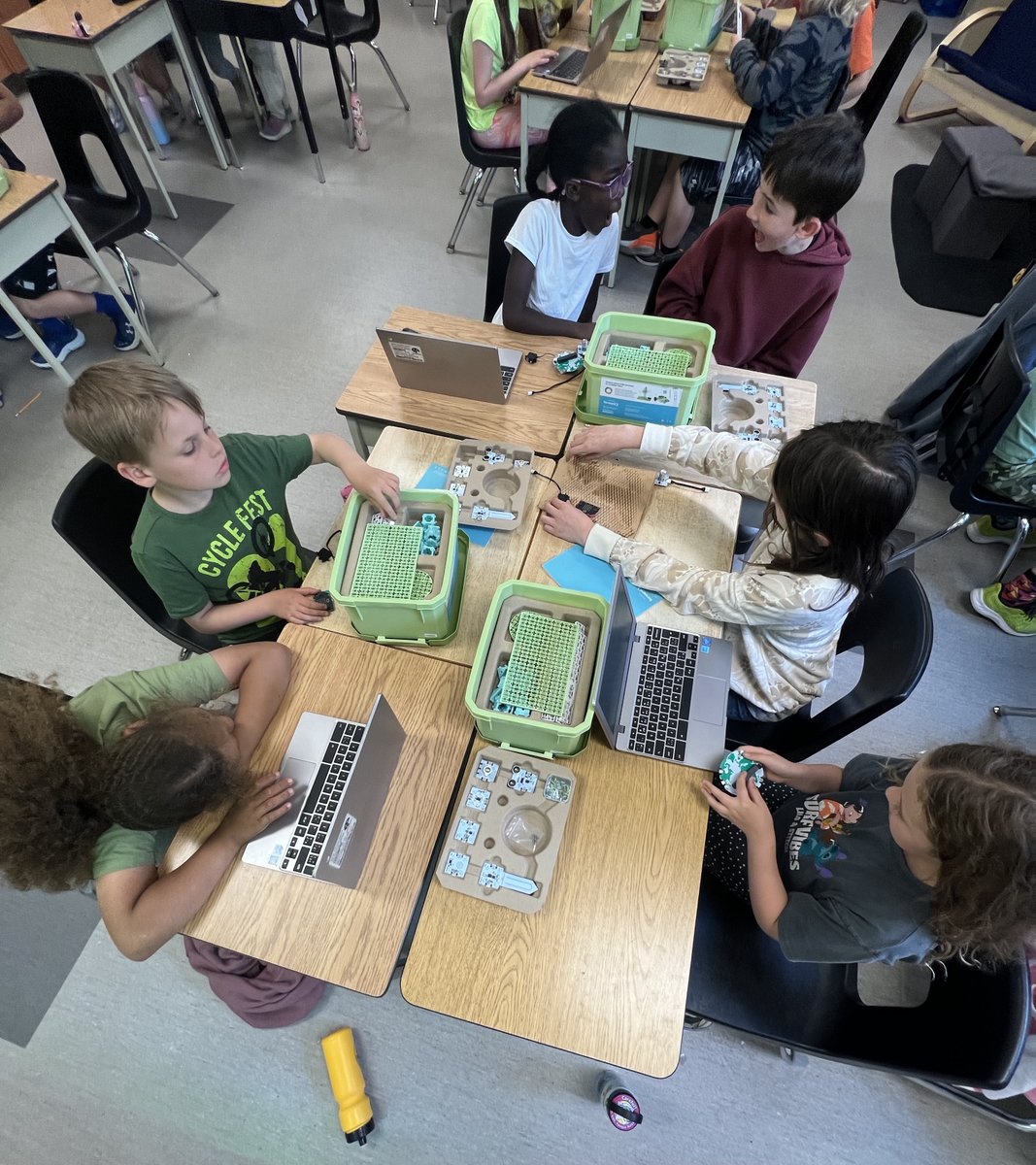 Forward__EDU's tweet image. We had an amazing Climate Action Kit workshop at @WaterlooCDSB today! 

These grade 3 &amp;amp; 4 students impressed us with their coding and problem-solving skills as they built &amp;amp; coded their own prototype Wind Turbines! 💨🌎🤖

#teachcoding #edtech #microbit