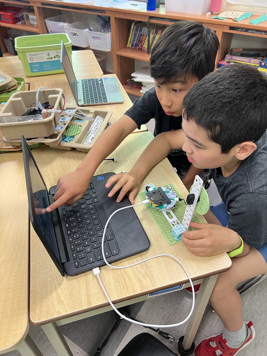 Forward__EDU's tweet image. We had an amazing Climate Action Kit workshop at @WaterlooCDSB today! 

These grade 3 &amp;amp; 4 students impressed us with their coding and problem-solving skills as they built &amp;amp; coded their own prototype Wind Turbines! 💨🌎🤖

#teachcoding #edtech #microbit