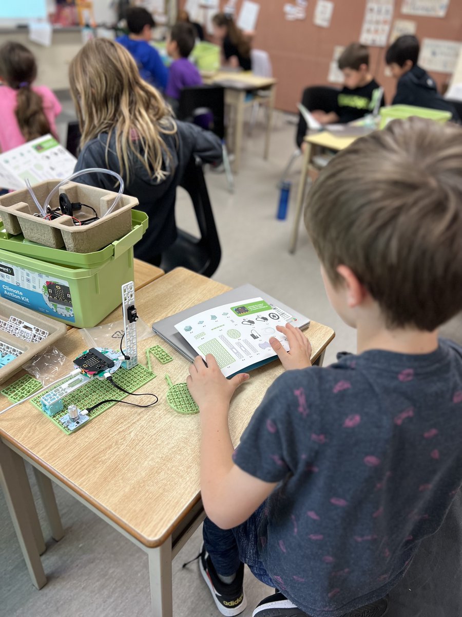 We had an amazing Climate Action Kit workshop at @WaterlooCDSB today! These grade 3 & 4 students impressed us with their coding and problem-solving skills as they built & coded their own prototype Wind Turbines! 💨🌎🤖 #teachcoding #edtech #microbit