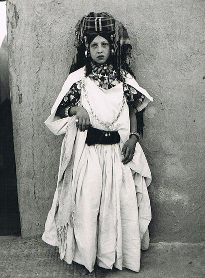 Jewish woman in the Amazigh town of Goulmima, Morocco, ca. 1935. 🇲🇦 📷: Jean Besancenot