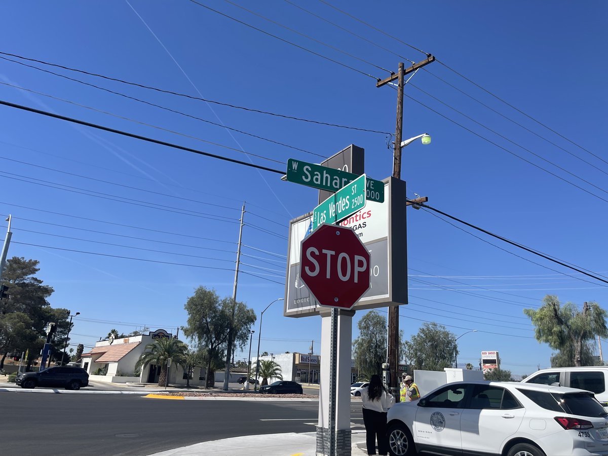 Ya tenemos dos Señales Peatonales Híbridas activas en la ciudad. 🚦 Hay una en Sáhara Avenue y 15th Street y la más reciente se acaba de activar en Sáhara Avenue y Las Verdes Street. 📍 El proyecto en Sahara y Las Verdes fue un esfuerzo conjunto entre NDOT y nosotros. Forma