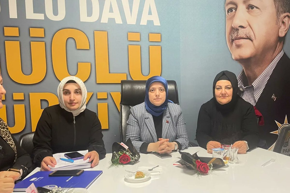 Haftalık olan yönetim kurulu toplantımızı İlçe başkanımız Recep Kaya, Belediye Başkanımız Zinnur Büyükgöz, Belediye Başkanımızın eşi Gülcan Büyükgöz,il yöneticimiz Mehtap Uzun Karslı ve mahalle başkanımız ile birlikte gerçekleştirdik . #AkKadınGebze🇹🇷