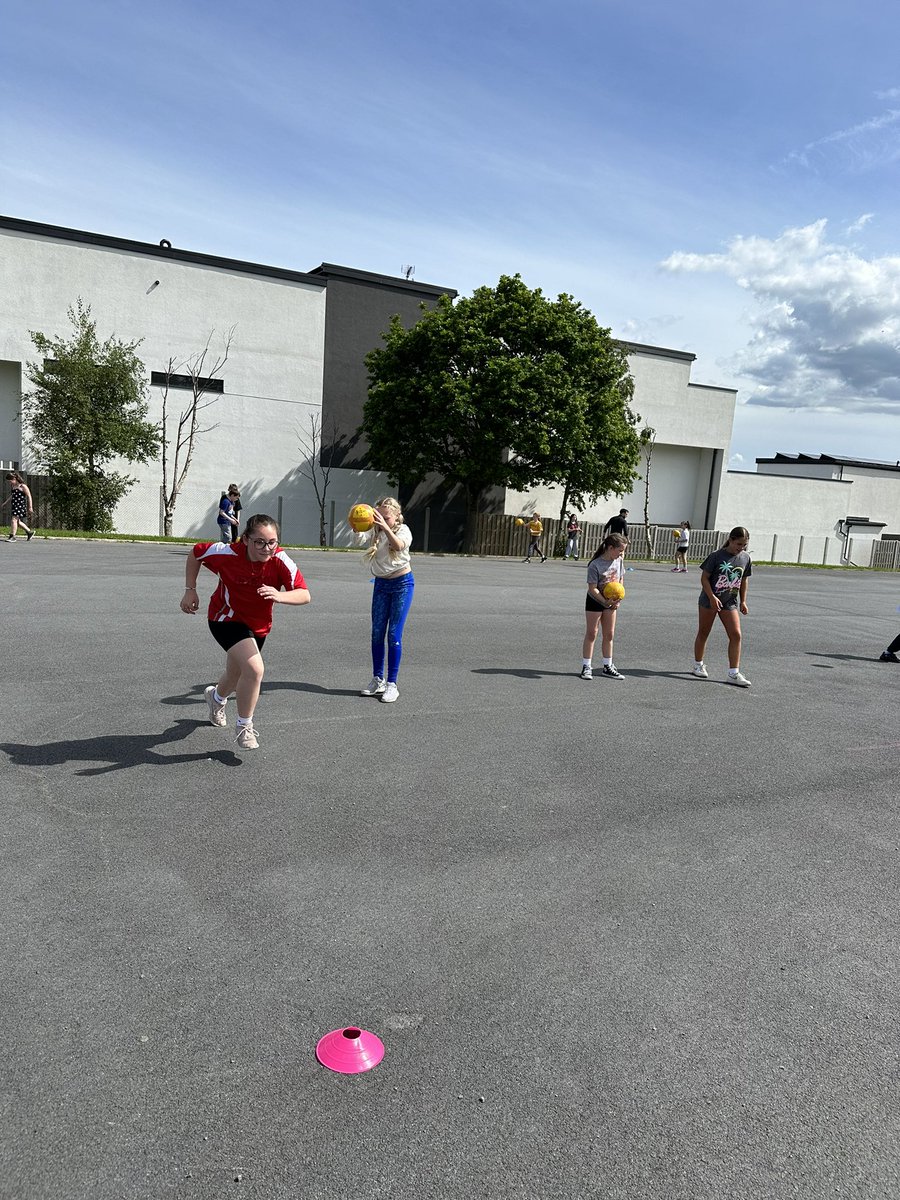 BmoCoaching's tweet photo. A magical week in @llwynyreos teaching Derbyn, Bl.1, Bl.2, Bl.4, Bl.5 &amp; Bl.6!! We also held our free weekly after school club for Bl.3! All classes trying a variety of Handball games 🤾🏻 
#ysgolsêr #partnerschools #starschools #childrenswellbeing #community #opportunity https://t.co/5pZ2c8YpnH