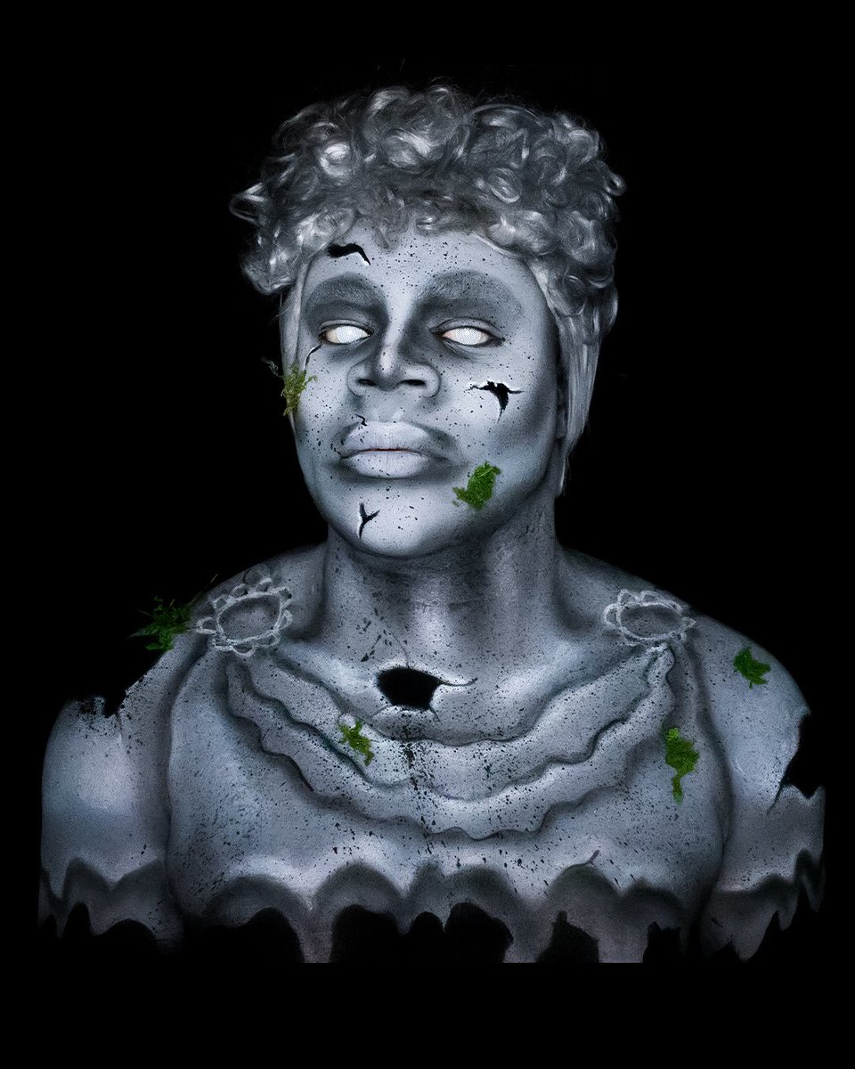 The grave watcher🪨🏛👁️ 

I had the idea of a bust/statue that lurks and watches in a cemetery, 👀 Very haunted mansion teas👻 I never thought I was able to pull this illusion off so very happy I did! 

#sfxmakeup