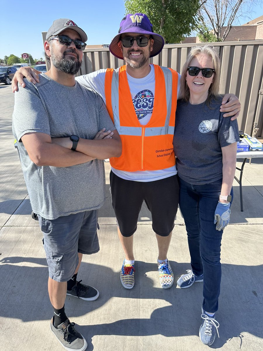 Thank you to Board President Martinez and Board Clerk Bartels helping Director of System of Care Center, Mr. Parcells with our @GESD food distribution this week. This year we provided 5,504 families with food boxes in partnership with @StMarysFoodBank