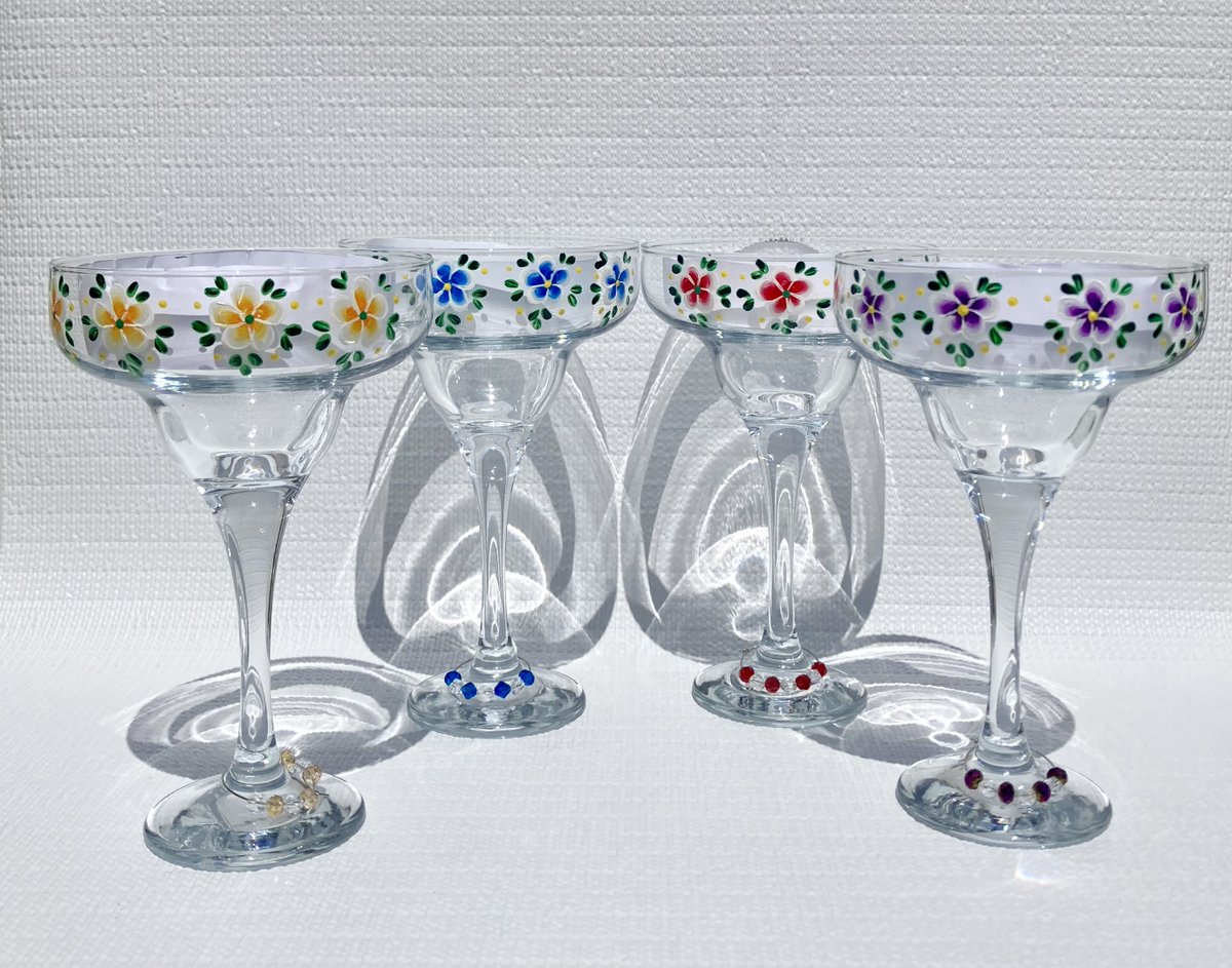 Hand painted cocktail glasses etsy.com/listing/171826… #cocktailglasses #margartas #mimosas #SMILEtt23 #CraftBizParty #etsy #etsyshop #giftsforher