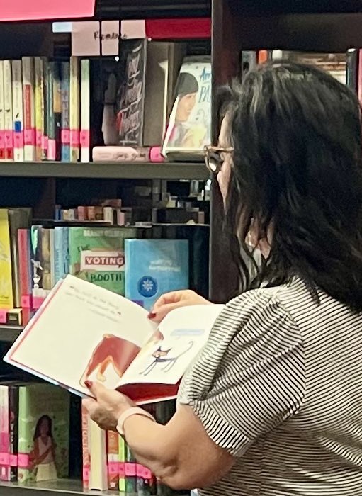 HHS_LMC's tweet photo. Seniors who didn’t attend Pevely got to have “Breakfast with Bradshaw” this morning and I was honored to read some words of wisdom from
Pete the Cat! #GoBlackcats @dix_stephanie @BlackcatMatt @JoeFWillis @DrClintFreeman https://t.co/QbsTaxxFgD